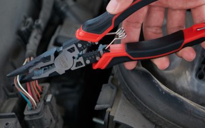 Herramientas confiables con pinza para electricista profesional